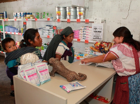 El objetivo de este programa es que la gente tenga derecho a la alimentación, vivienda, salud, servicios básicos, educación y generación de ingresos, 