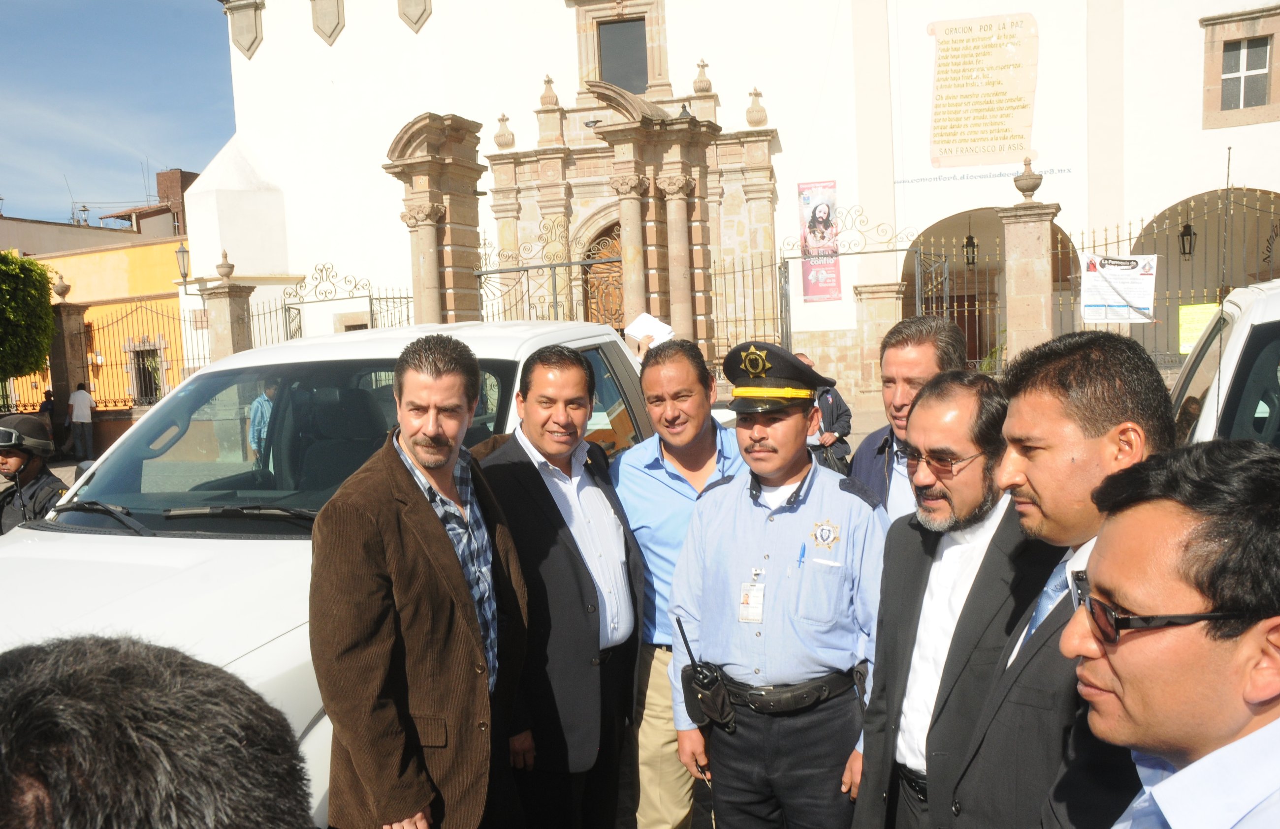 Autoridades y agentes durante la entrega de las siete patrullas. 