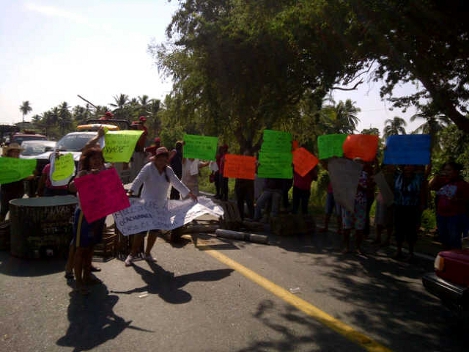  La comisaria de la comunidad de Alcholoa, Brenda García Castro encabezó la protesta.