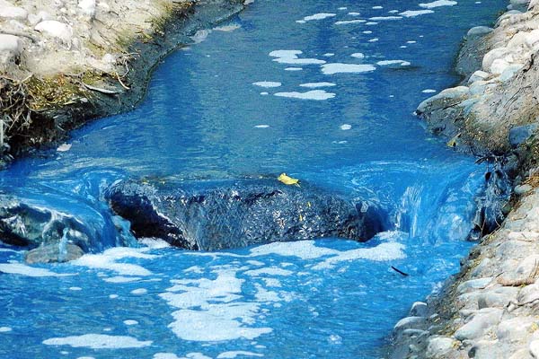 A la fecha autoridades no han controlado ni impedido la contaminación del agua por empresas maquiladoras en Tehuacán.