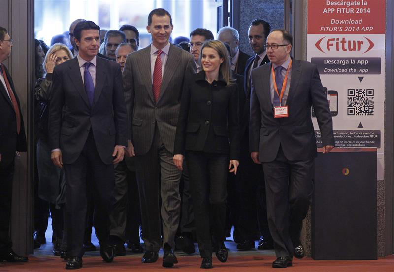 Los Príncipes de Asturias junto al ministro de Industria, Turismo y Comercio, José Manuel Soria, y el presidente de Iberia, Luis Gallego (d), inaugura