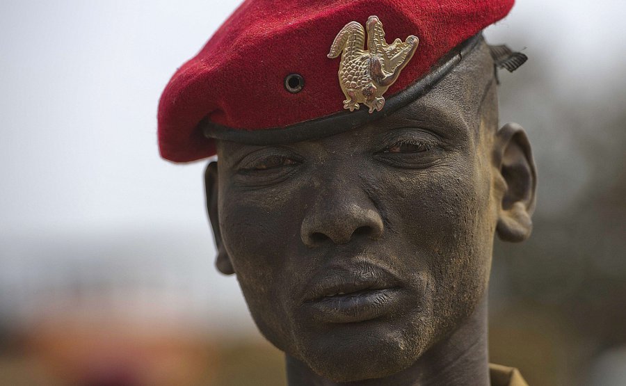 Un soldado del Ejército de Liberación de Sudán del Sur patrulla las calles de Malakal.