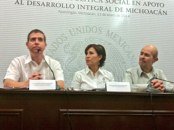 El comisionado para la Seguridad y el Desarrollo Integral de ese estado, Alfredo Castillo, la titular de la Sedesol, Rosario Robles, y el gobernador F