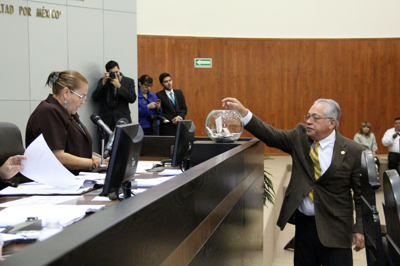Uno a uno los diputados locales depositaron su voto para elegir, entre ocho candidatos, al nuevo ombudsman tamaulipeco.