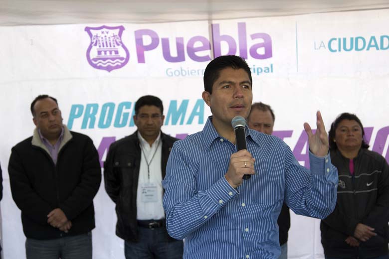 Eduardo Rivera, alcalde de Puebla, entrega obras de pavimentación.