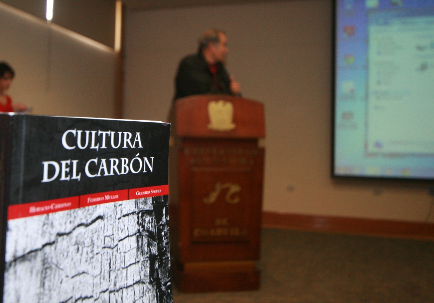 El sacerdote Pedro Pantoja presentó ayer su libro. 