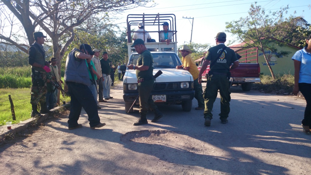 Integrantes de la policía ciudadana en la comunidad de El Ocotito, en Chilpancingo.