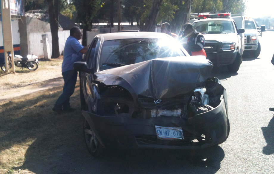 La camioneta se estamó contra una ambulancia.