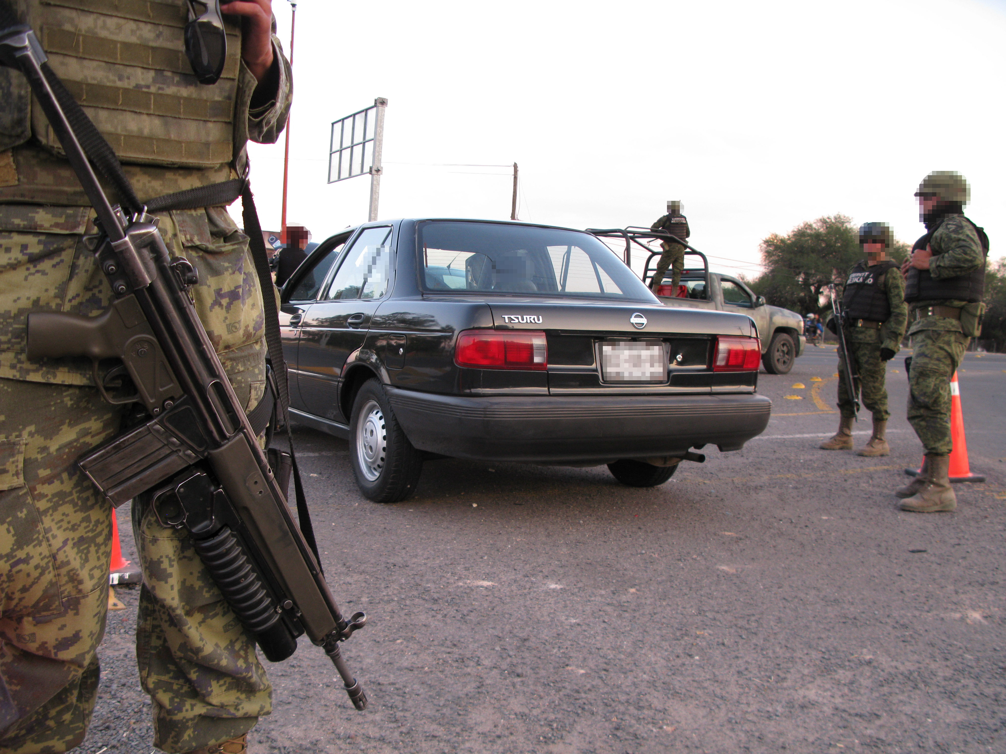 El Ejército Mexicano envió efectivos para colocar retenes en los municipios colindantes con Michoacán y Jalisco. 