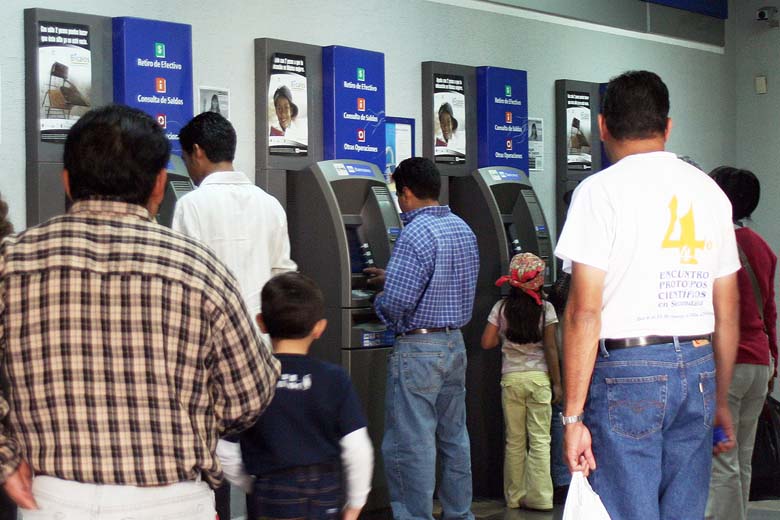 En la entidad se localizan mil 243 cajeros automáticos.