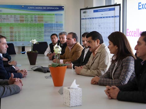 El gobernador y los representantes de la empresa sueca SCA, durante la visita de ayer al parque industrial de Ciudad Sahagún.
