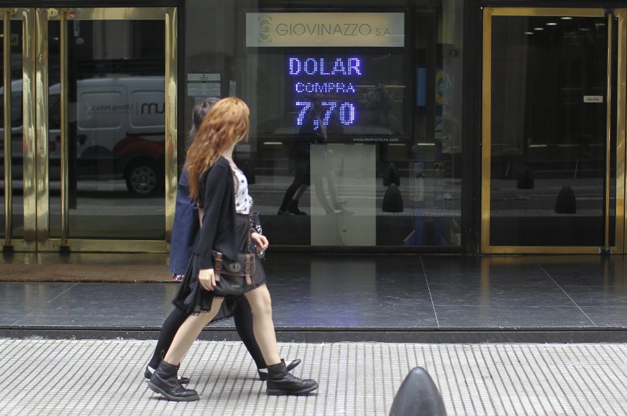El gobierno argentino anunció que permitirá adquirir divisa extranjera para tenencia y ahorro, en medio de un desplome del peso argentino frente al dó