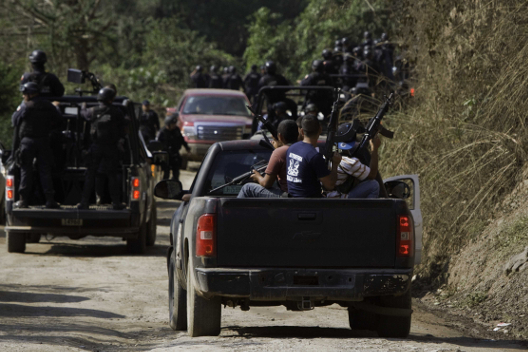 Integrantes de las autodefensas y del Ejército regresaron al lugar del enfrentamiento