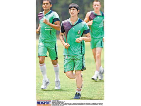 Alan Pulido en una concentración de la selección mexicana