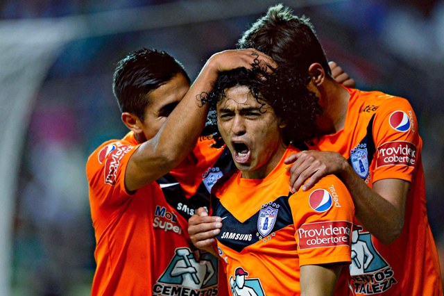 Alex Colón, celebrando el gol de los Tuzos