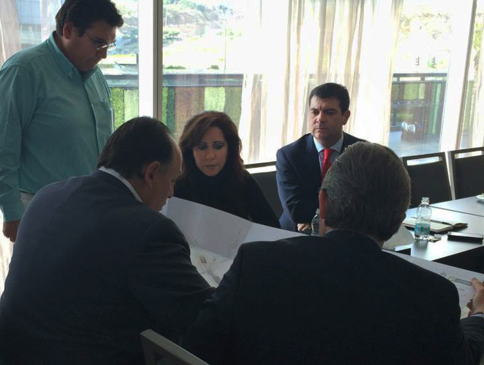 Bárbara Botello durante su visita al subsecretario de Infraestructura de la SCT, Raúl Murrieta.