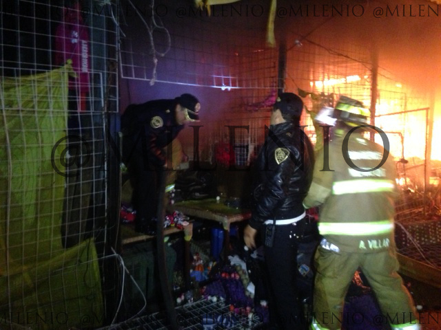 Bomberos sofocan incendio en la zona de dulces del Mercado de la Merced