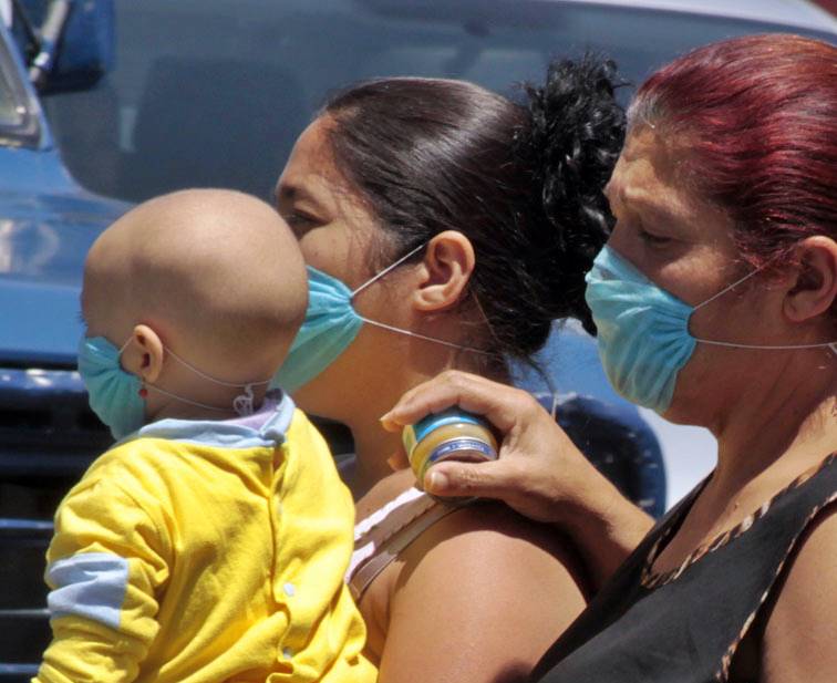 Se exhorta a la población para que en caso de presentar fiebre de 38 grados o más, tos o dificultad para respirar, acuda de inmediato a su médico y no