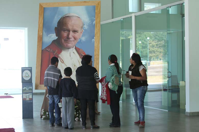 Exposición de la reliquias de Juan Pablo II a 35 años de su visita a Puebla.