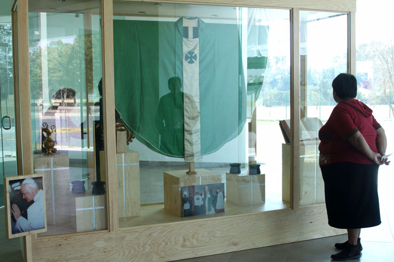 Exposición de la reliquias de Juan Pablo II a 35 años de su visita a Puebla.