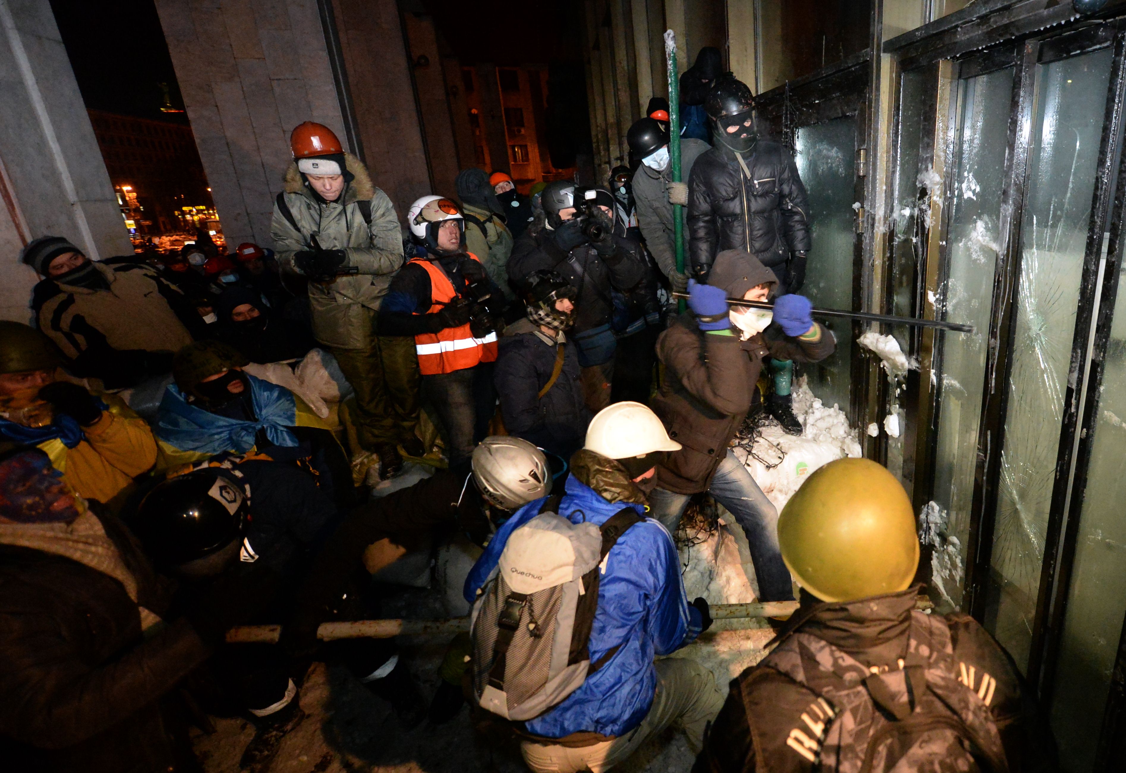 Opositores ucranianos irrumpen en edificio ocupado por la policía en Kiev