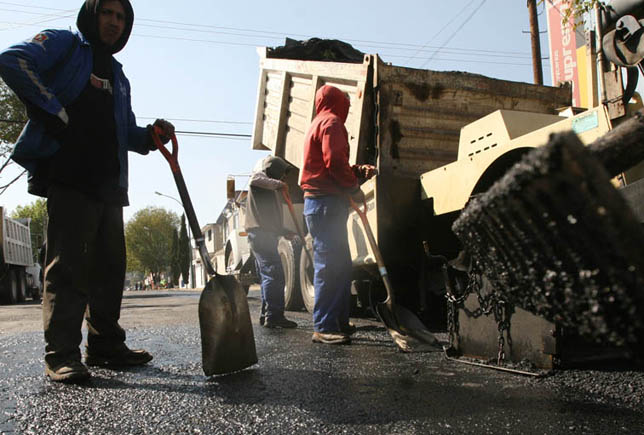 Realizan labores de pavimentación.