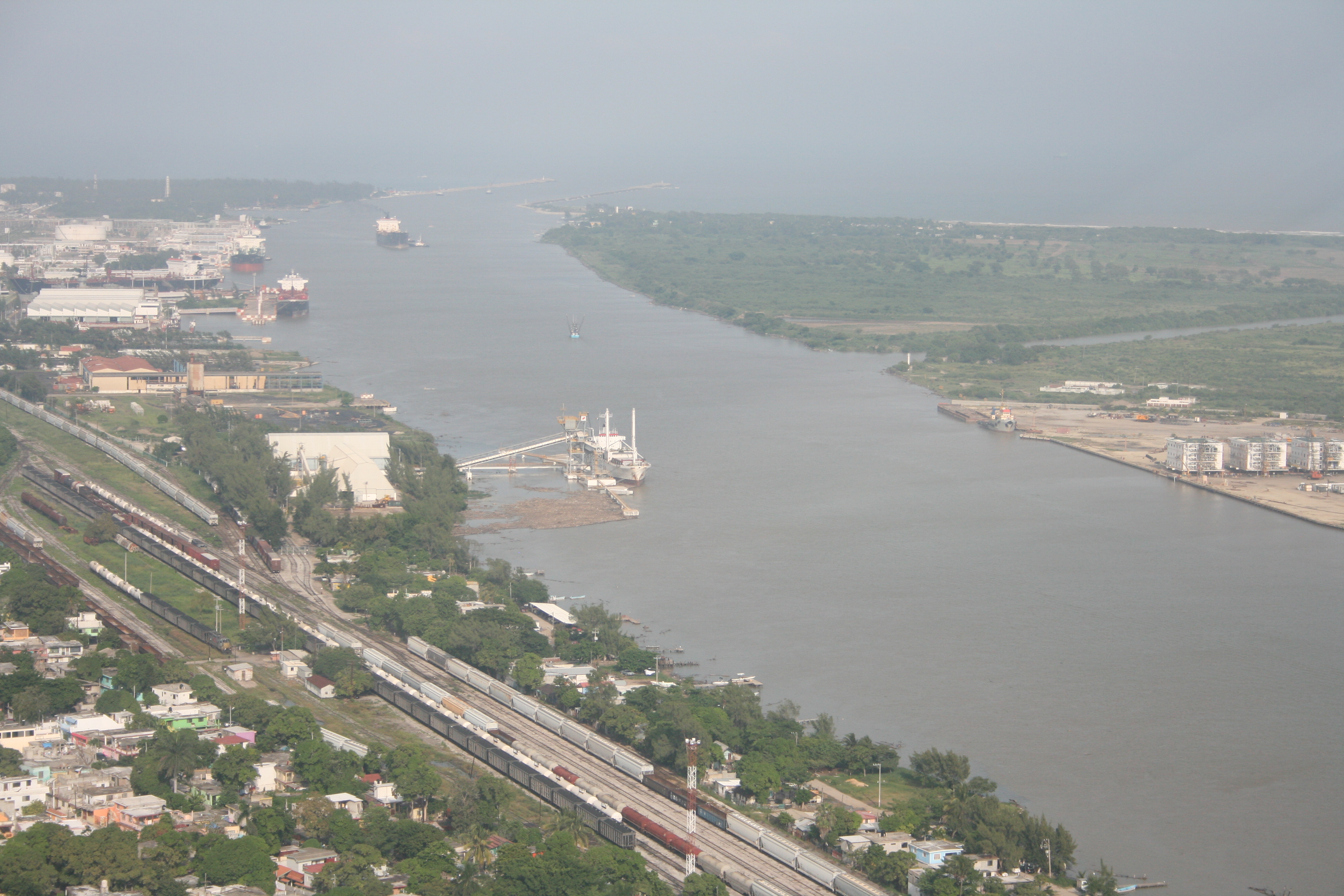 Tamaulipas y Veracruz no han sabido aprovechar las condiciones para recibir a la industria de Nuevo León.