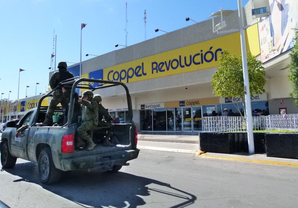 El asalto se registró en el banco ubicado al interior de Coppel Revolución.
