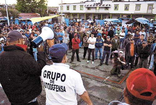 La asamblea realizada por los policías comunitarios en San Juan Nuevo Parangaricutiro.