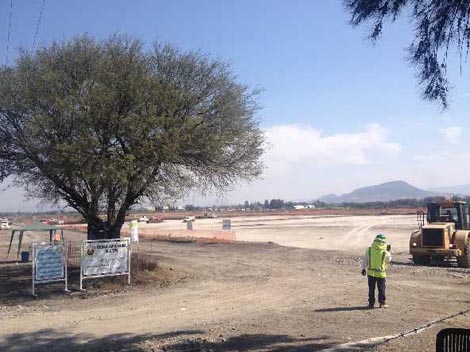 Ya se observa la maquinaria trabajando en el predio de más de 40 hectáreas que albergará la fábrica