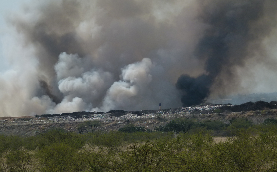 Se registró un incendio en parte del relleno sanitario de Silao.