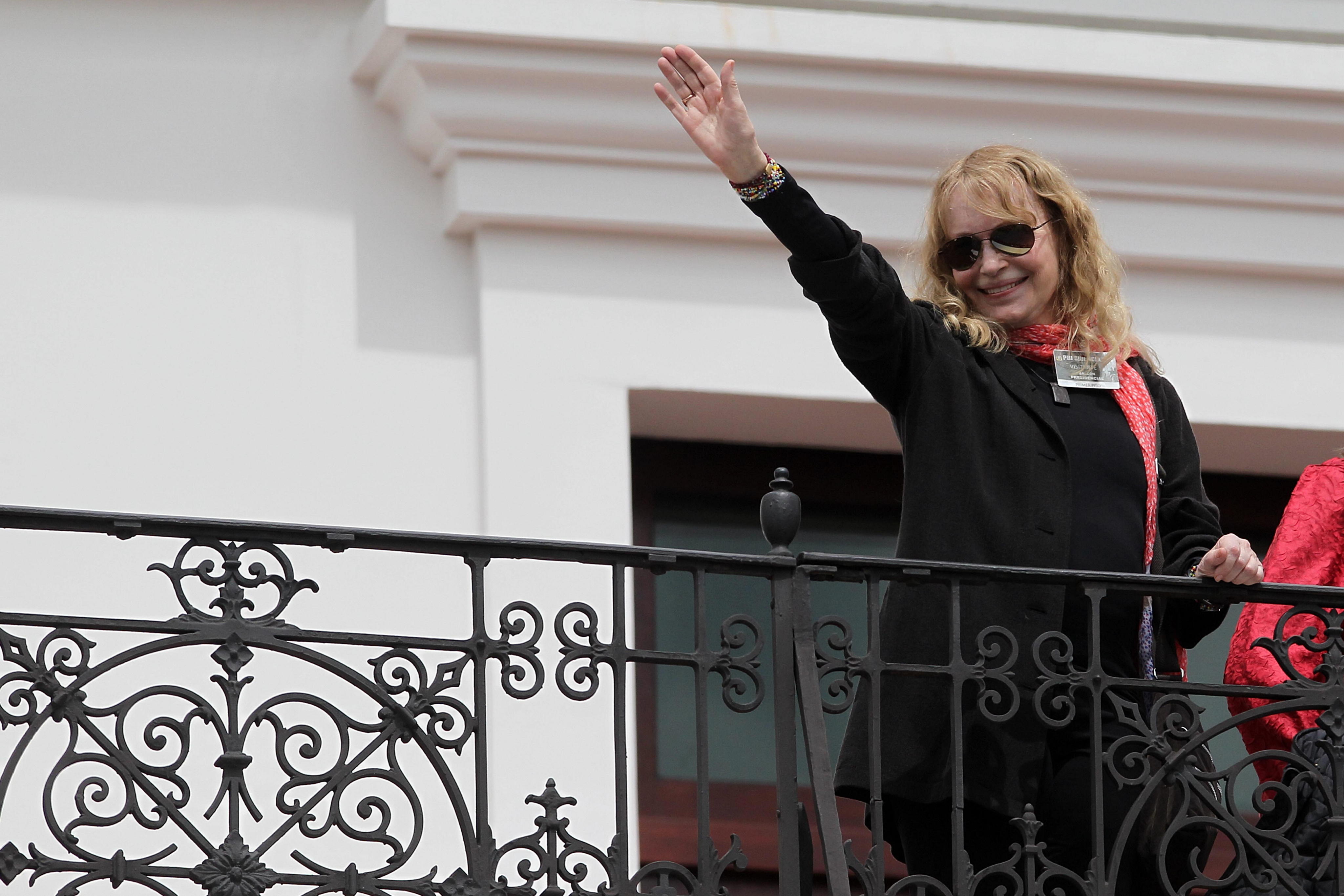 Mia Farrow saluda desde el Palacio de Gobierno en Quito. 