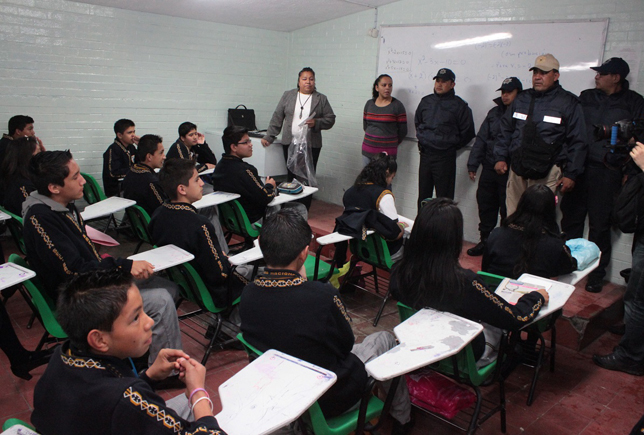 Durante las pláticas a los alumnos.