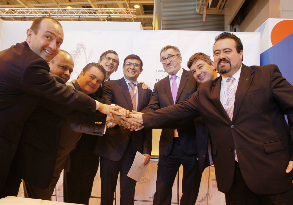 Empresarios de Francia y de León firmaron el covnenio para traer el Congreso Mundial este año.