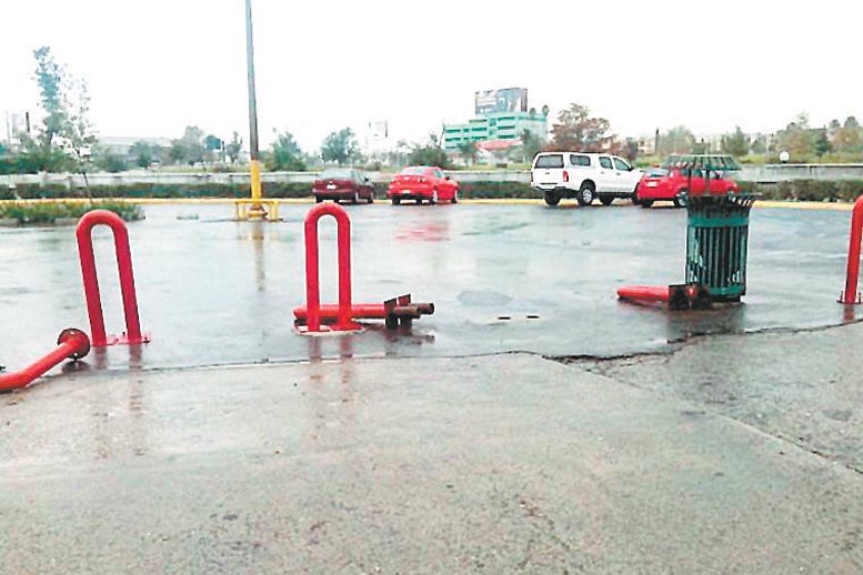 En el sitio aún se observan postes sin reparar. 