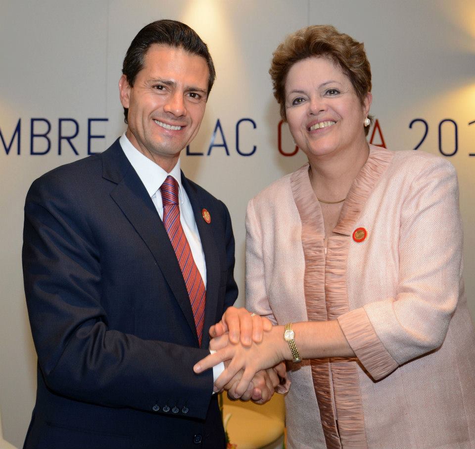 Enrique Peña Nieto estrecha la mano de su homóloga de Brasil, Dilma Rousseff, con quien se reunió en La Habana.