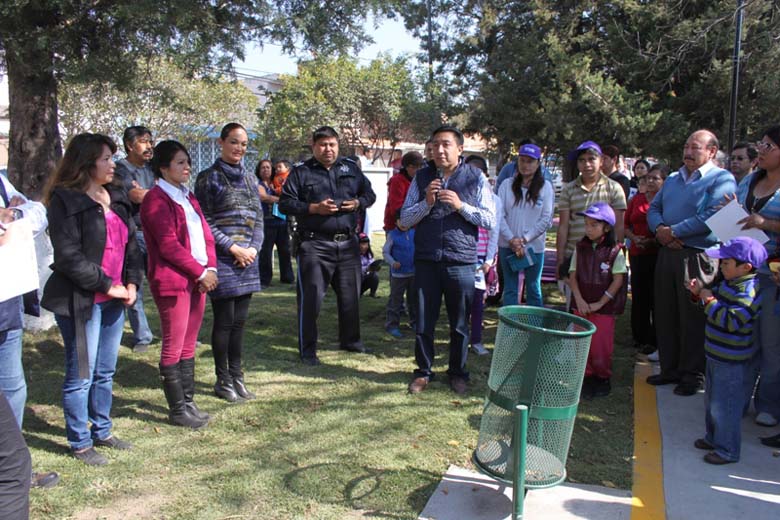 Entrega de alarma y gimnasio al aire libre en Bosques.