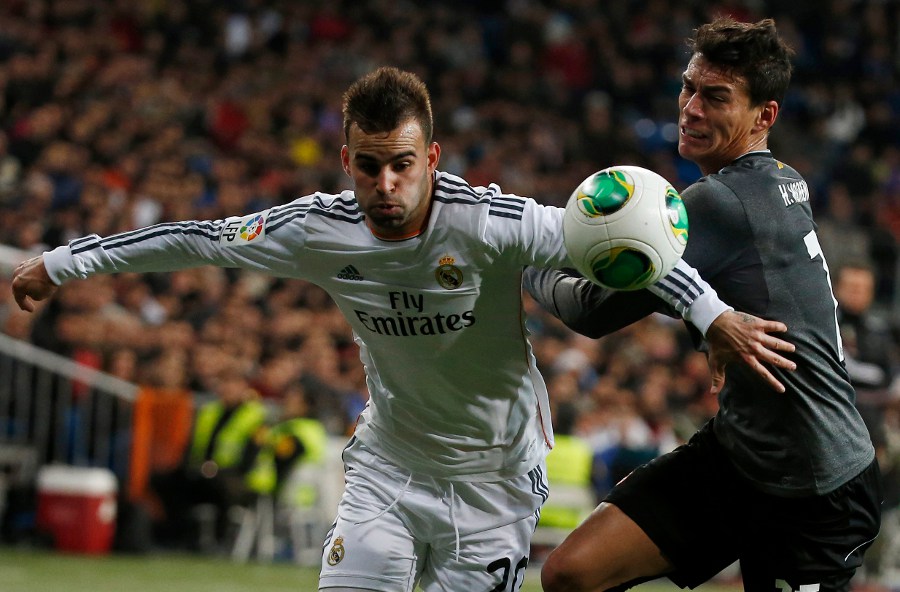 Jesé y Héctor Moreno disputan un balón 
