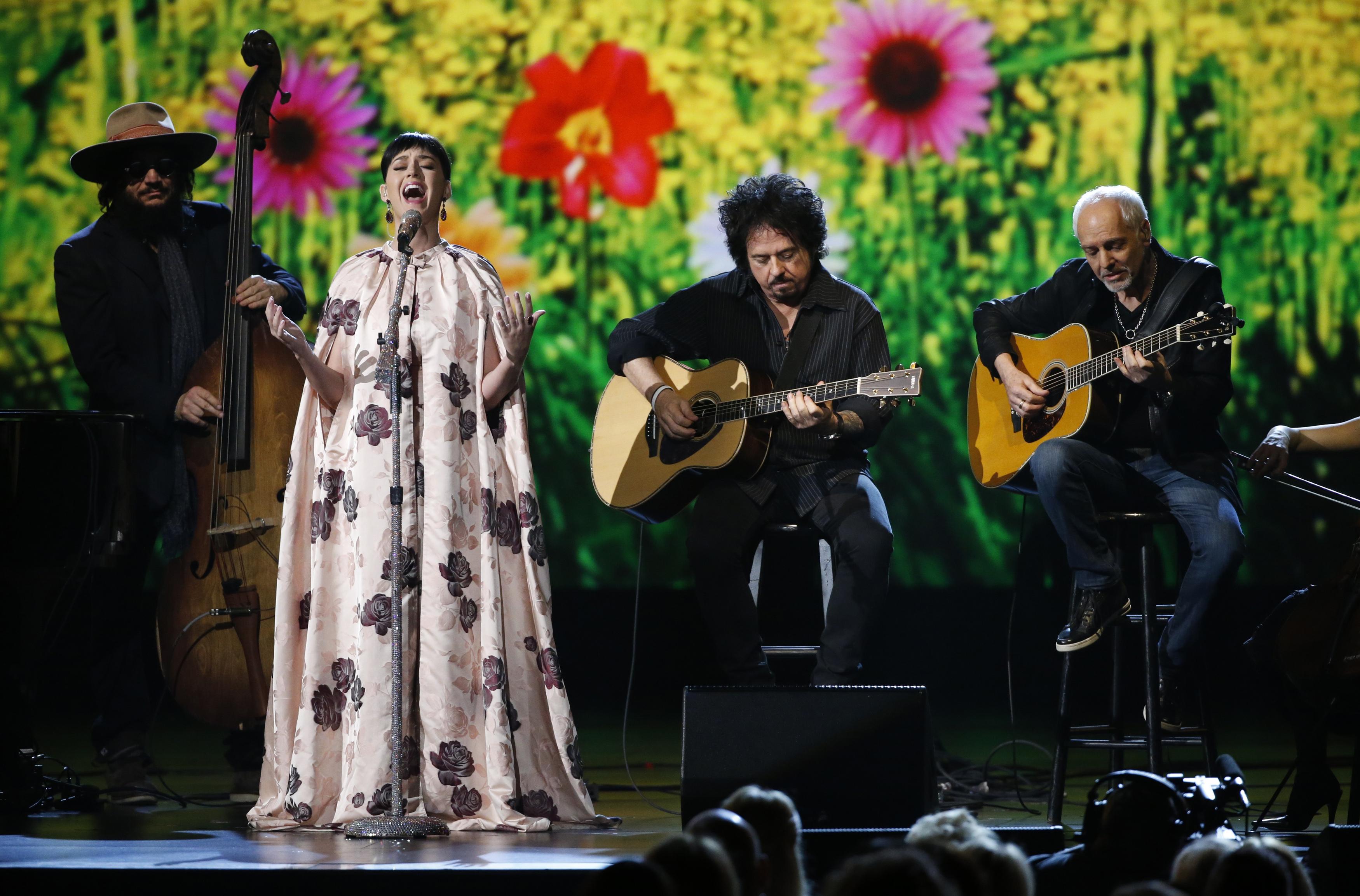 Katy Perry interpretando "Yesterday".