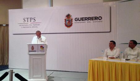 El secretario del Trabajo, Alfonso Navarrete, durante el anuncio de los recursos destinados a Guerrero.