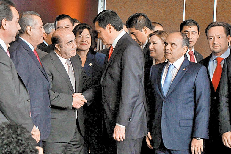 El titular de Segob acudió a la plenaria de diputados de PRI y PVEM.