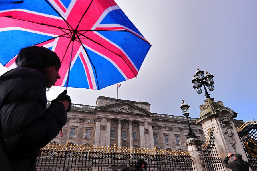 Un turista pasa junto a Palacio de Buckingham en el centro de Londres.