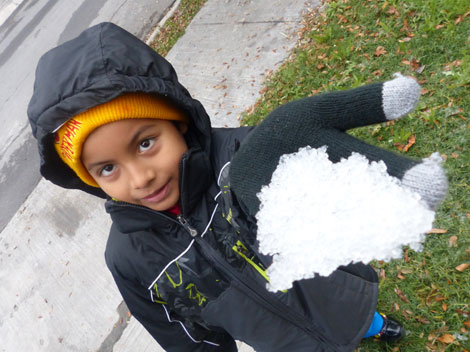 Armando Stephan juega con un pedazo de hielo,.