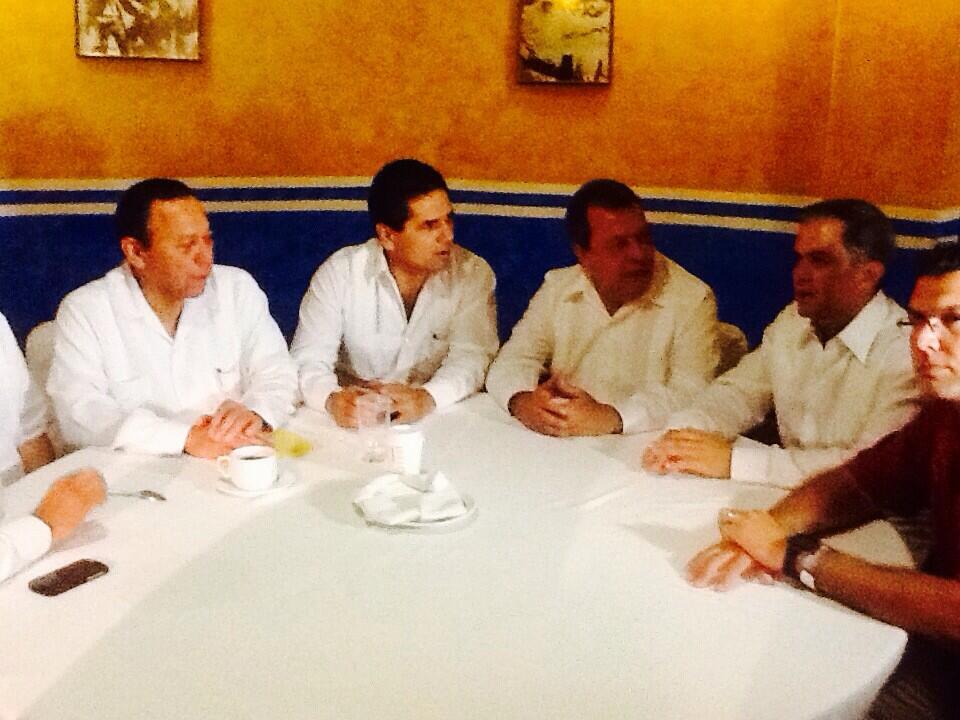 El dirigente del PRD, Jesús Zambrano, junto con el coordinador de diputados, Silvano Aureoles, así como con el gobernador Ángel Aguirre.