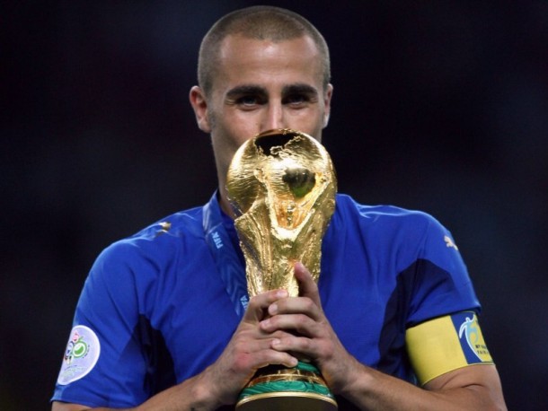 Fabio Cannavaro levantando el trofeo en 2006