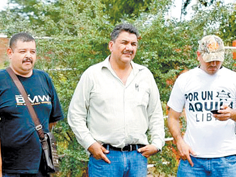 Fructuoso (centro) era alcalde de Aguililla durante el michoacanazo.