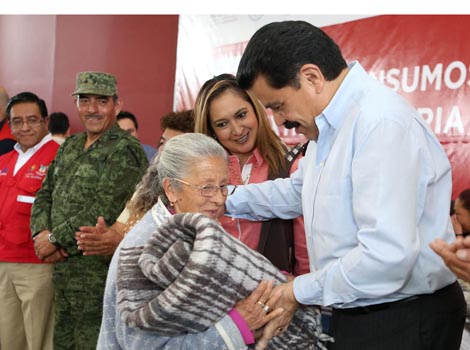 El gobernador Francisco Olvera Ruiz entregó apoyos a la población de Zempoala.