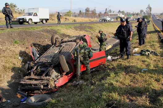 Miembros del Ejército permanecen en el lugar done abatieron a un presunto narcotraficante y capturaron a cuatro más