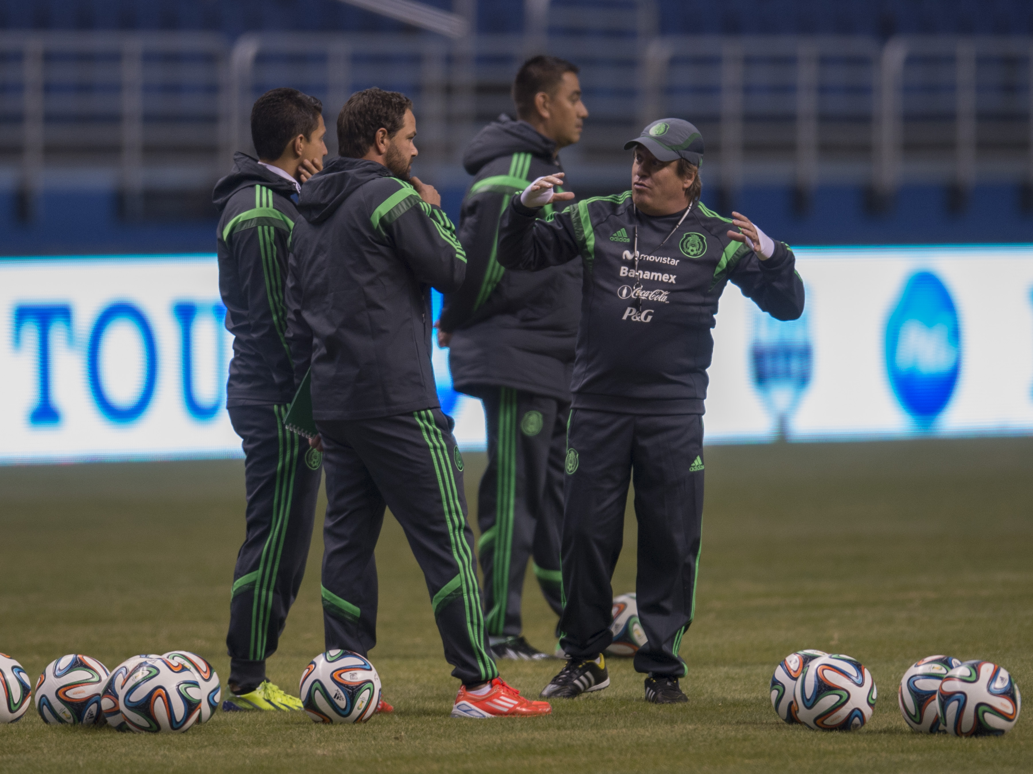 Miguel Herrera en la práctica del Alamodome