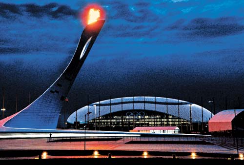 El pebetero olímpico pasa sus últimas pruebas; de fondo, el Bolshoy Ice Dome.